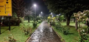 Municipalidad de Panguipulli instaló 21 luminarias led en la plaza de Coñaripe
